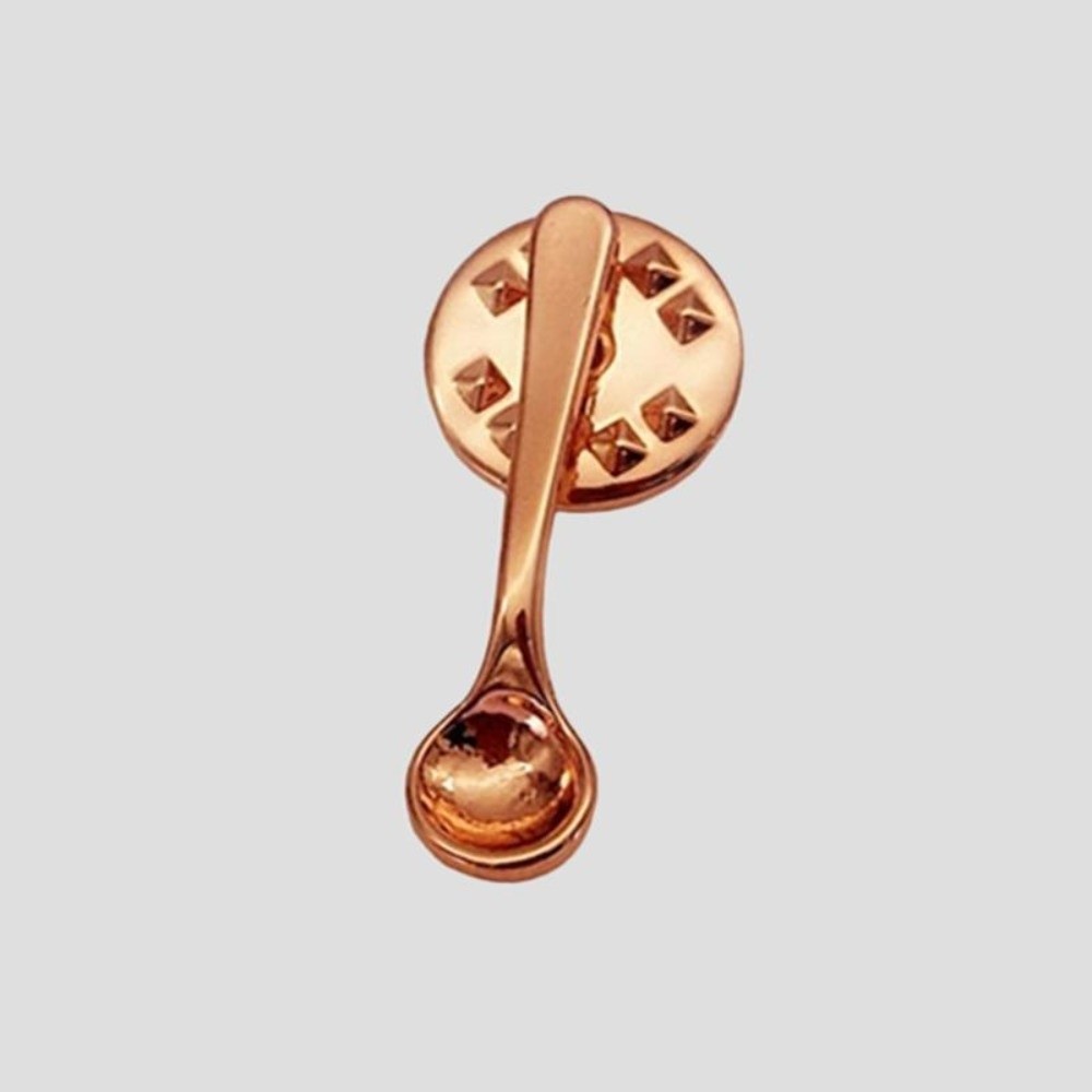 Vintage Collectible Spoons - かわいらしいデザインのスプーン型ブローチ。クリエイティブな金属製で、ヴィンテージ風のコーヒースプーンをモチーフにしたラペルピン。コレクションとしても楽しめる、小さめの金属製バッジ。シャツの装飾にも最適。