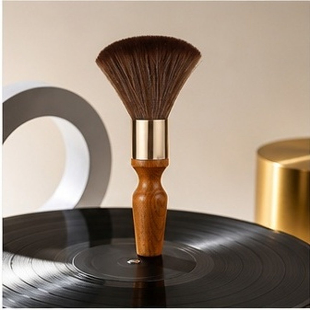 Vinyl Record Cleaner - レコードクリーニングブラシ。CDアルバムやターンテーブル用カートリッジの清掃に。導電性合成繊維を使用し、頑丈な木製ハンドルと人間工学に基づいたデザイン。